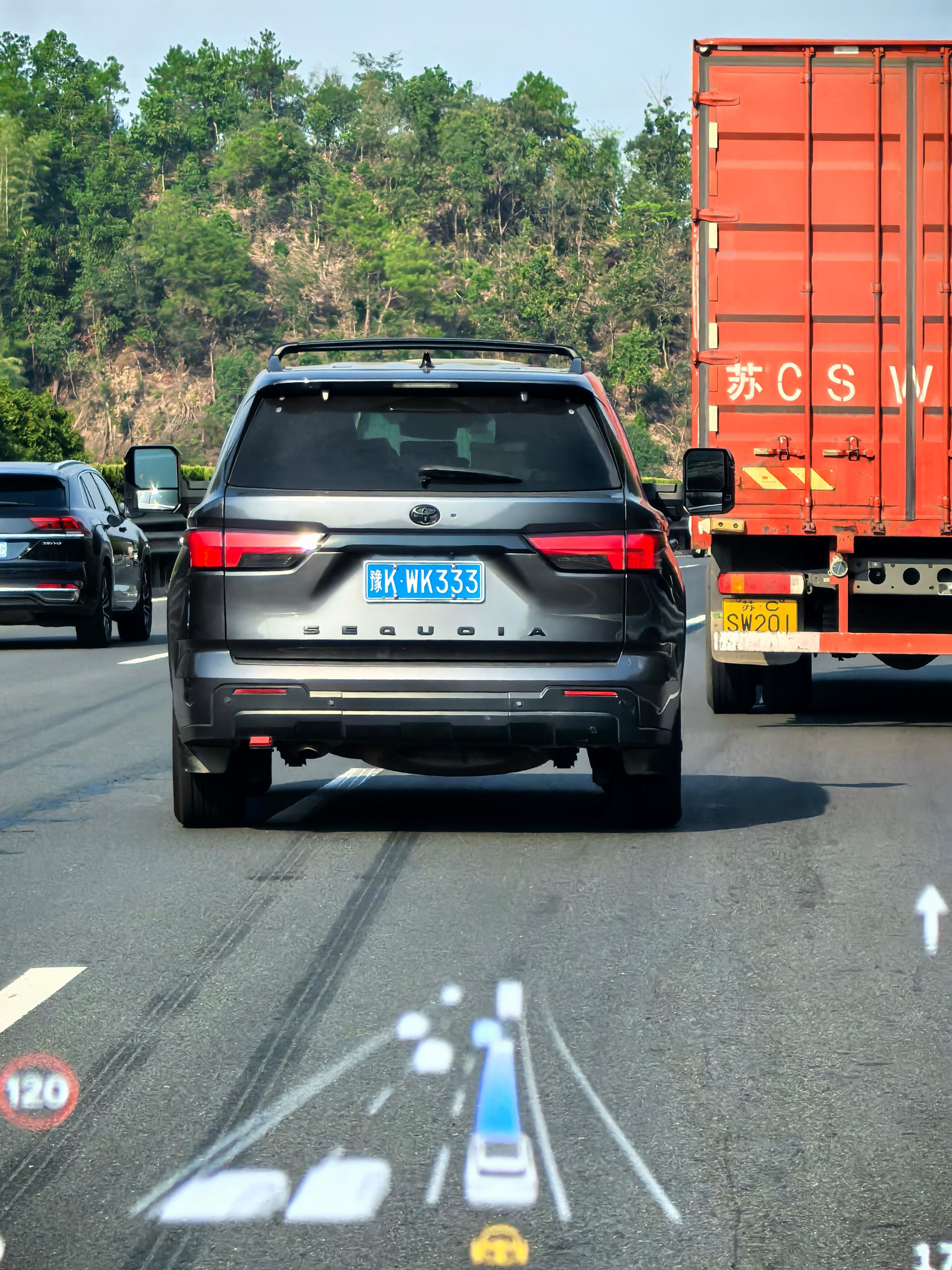 为什么这台车的外后视镜这么大？还伸出来这么多？​​​