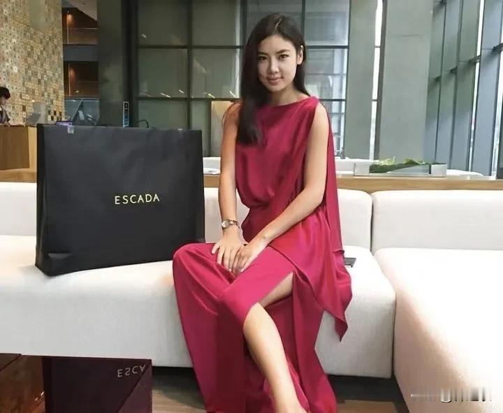 现实中像乐基儿这种脸又短又幼态，厚嘴唇，但身材高挑的女生，会特别好看但少见。