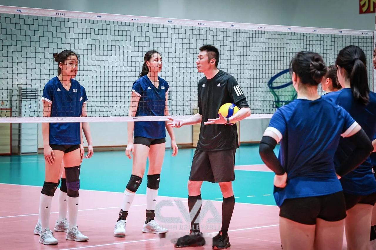 原国家队助理教练新身份曝光中国排协官网，发布了《U19女排国家队