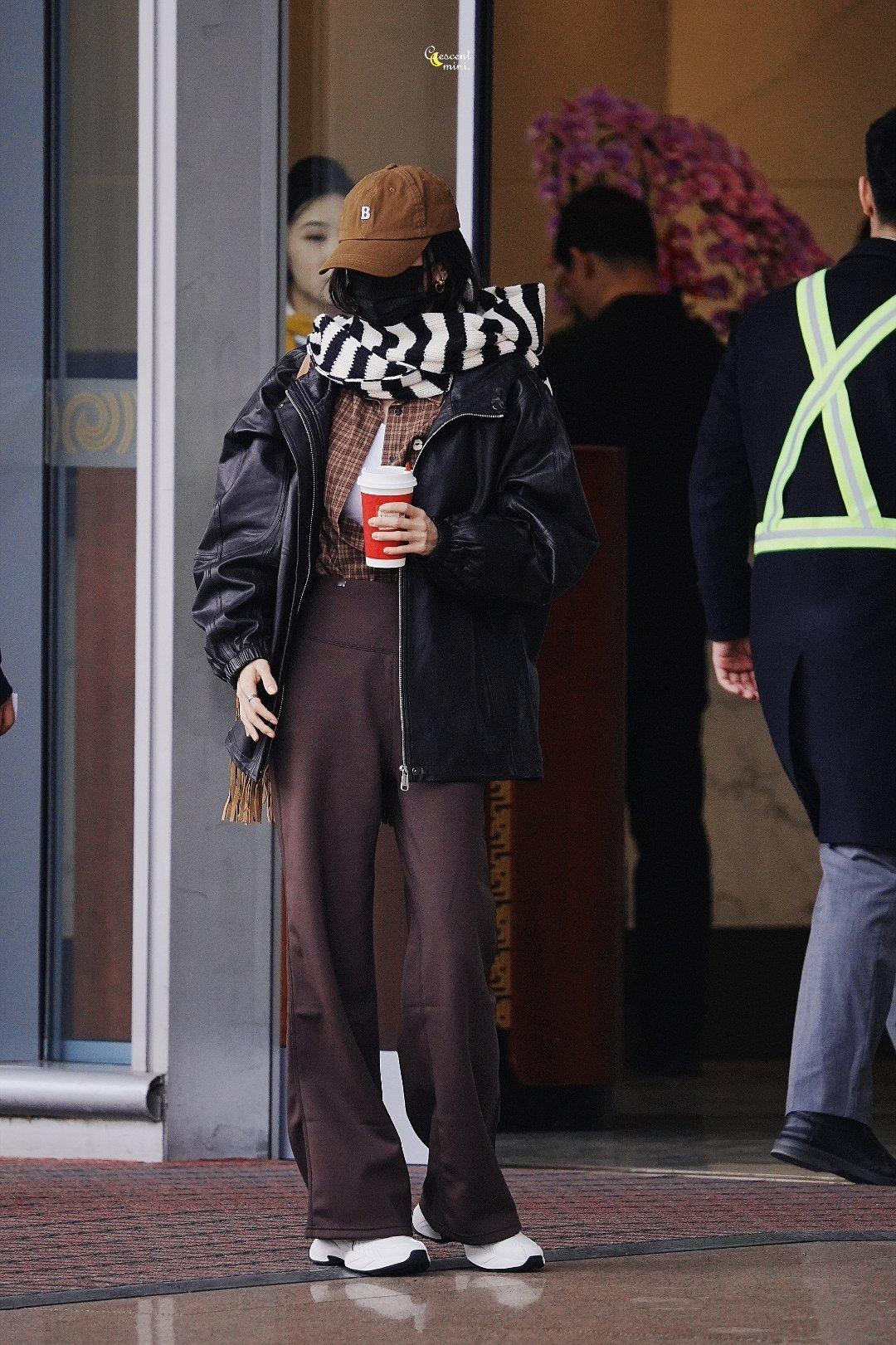 杨幂围围巾的方式真是朴实无华哈哈哈