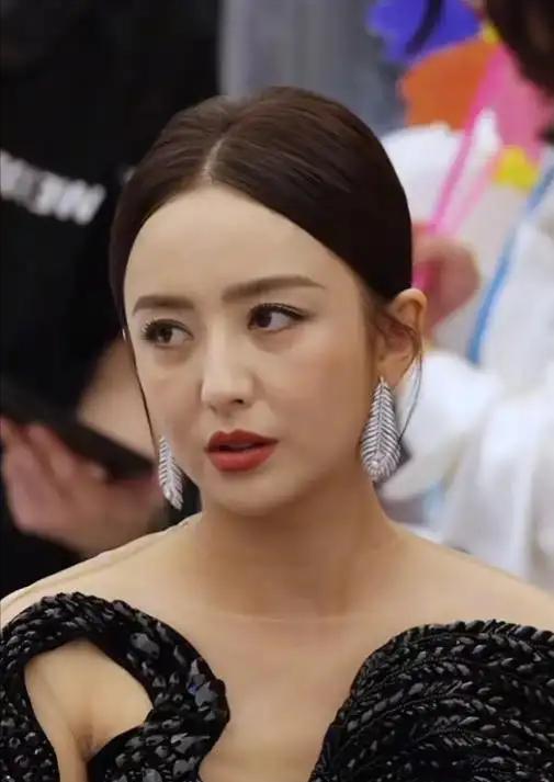 中年离异的困境在佟丽娅身上体现的淋漓尽致，估计这也是陈思诚的无奈之举。1