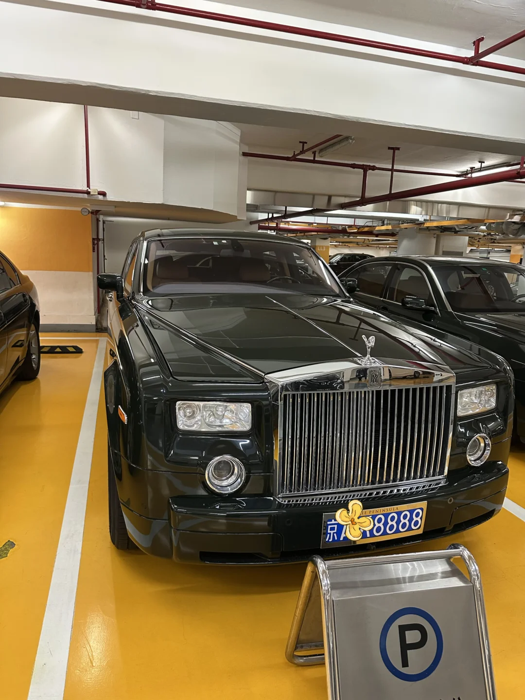 北京王府半岛酒店停车场 京A8888大劳斯