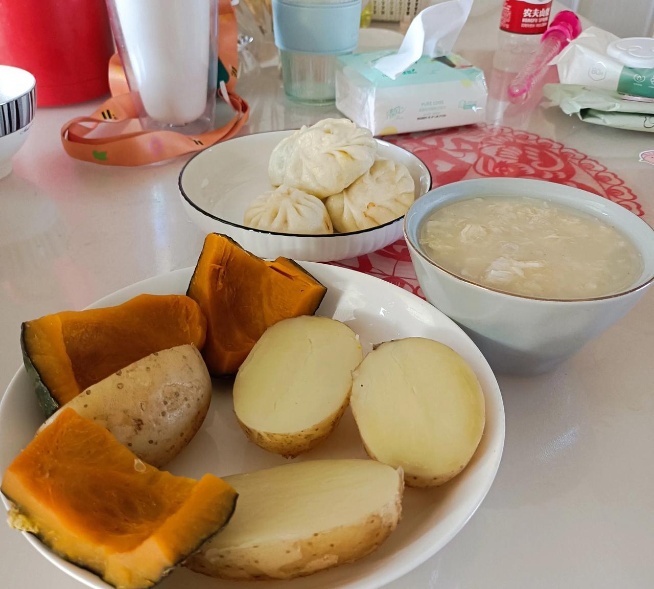 这是我今早的早餐，南瓜，土豆，包子，一碗鸡蛋糊糊，可年轻人不爱吃，我给儿子儿媳妇