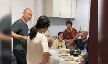 奇娜不在了，照顾双胞胎女儿的事，做饭的事，可能估计要落到婆婆身上了。奇娜父母从