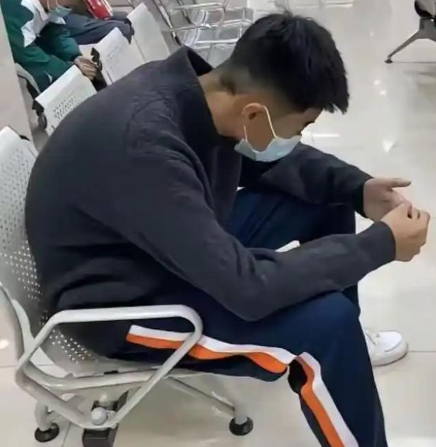 父亲突发脑溢血，14岁的孩子给亲戚挨个打电话借钱，结果没一个肯借。在最困难的时候