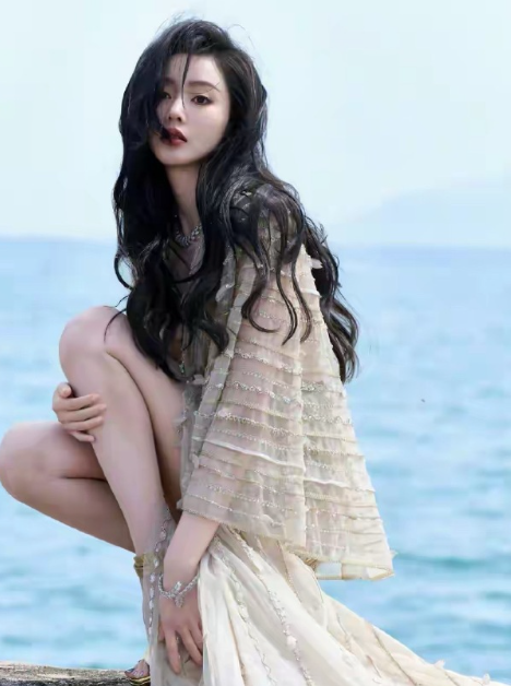 张天爱海边鎏金礼裙写真，演艺路上的明艳与坚韧皆融海风