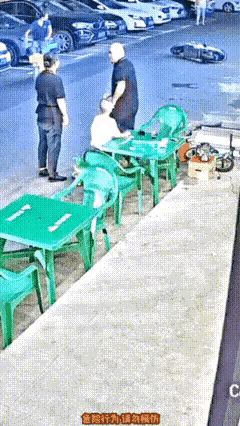 第一次我没笑，第二次我也没笑，第三次我实在忍不住了，哈哈哈哈哈哈哈……