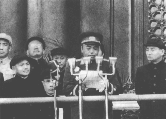 1956年7月13日，军委请示报告，国庆阅兵有两种意见：一是从今年起由各元帅轮流