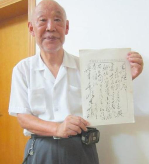 1950年，铁匠朱其升看到家家户户都挂上了毛主席头像，他越看这个人越眼熟，于是偷