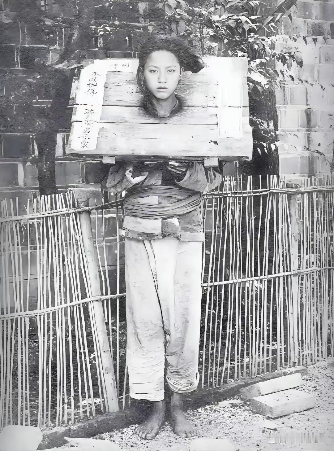 清末时期的女囚，被执行死行之前的照片，在现代应该是个美女吧？