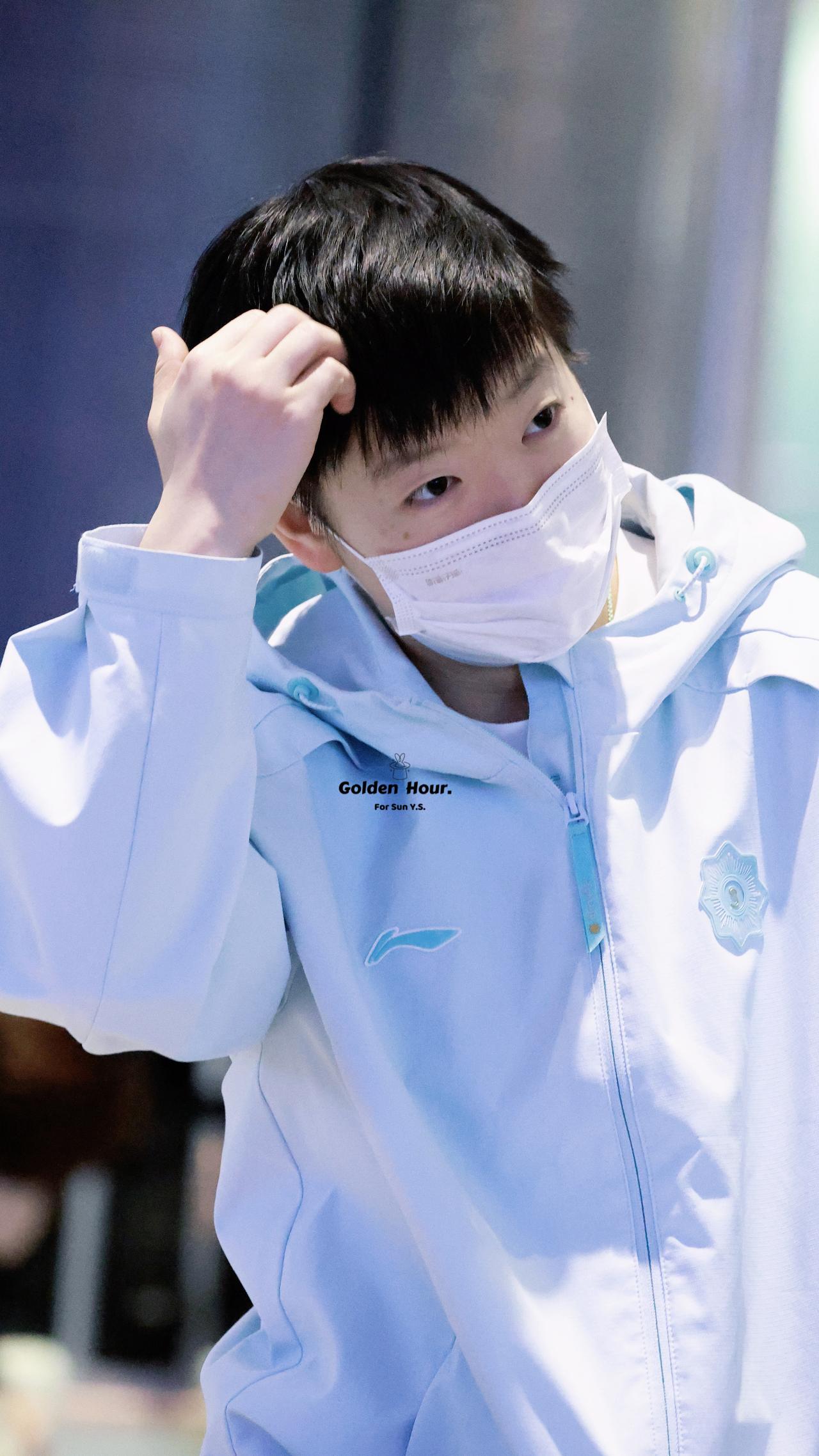 孙颖莎英国机场路透！冰蓝穿搭清爽亮相，一路辛苦啦✨2026年4月27日，孙