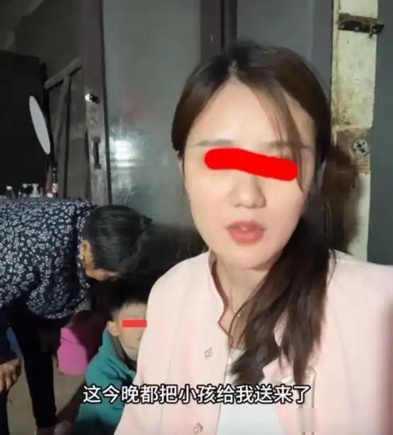 33岁离婚女子求母带帮忙带娃被拒绝，孩子无人可带，她还能撑多久？一江苏女子，