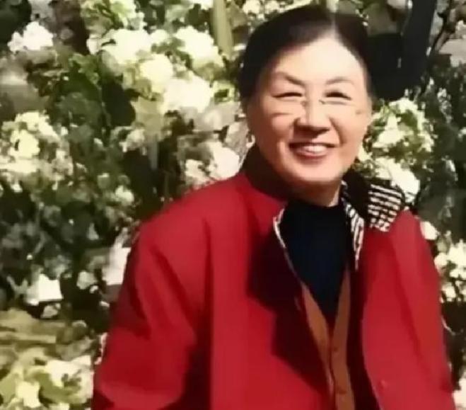 1981年，组织向谢静宜宣布开除党籍的决定时，她从兜里掏出一张泛黄的照片。照片上