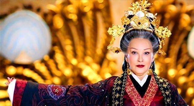 公元88年，31岁的窦太后爱上了一个男人，她哥哥窦宪二话不说派刺客将其当街杀死，