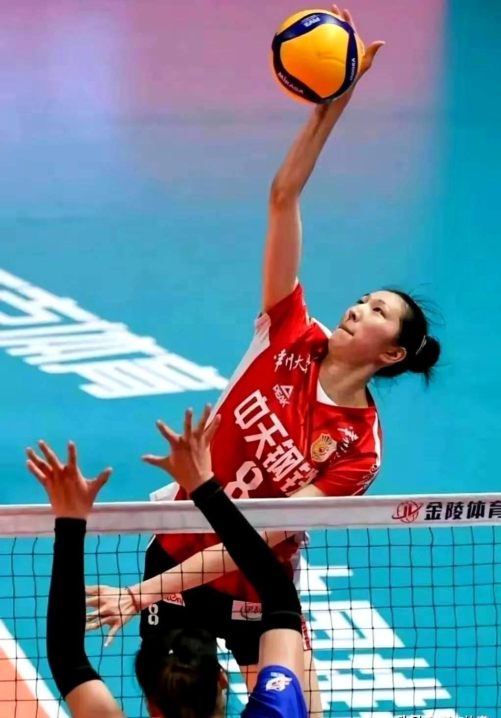 一传接飞，全队死火。中国女排这个老毛病，终于有人来治了。吴梦洁重返国家队。教