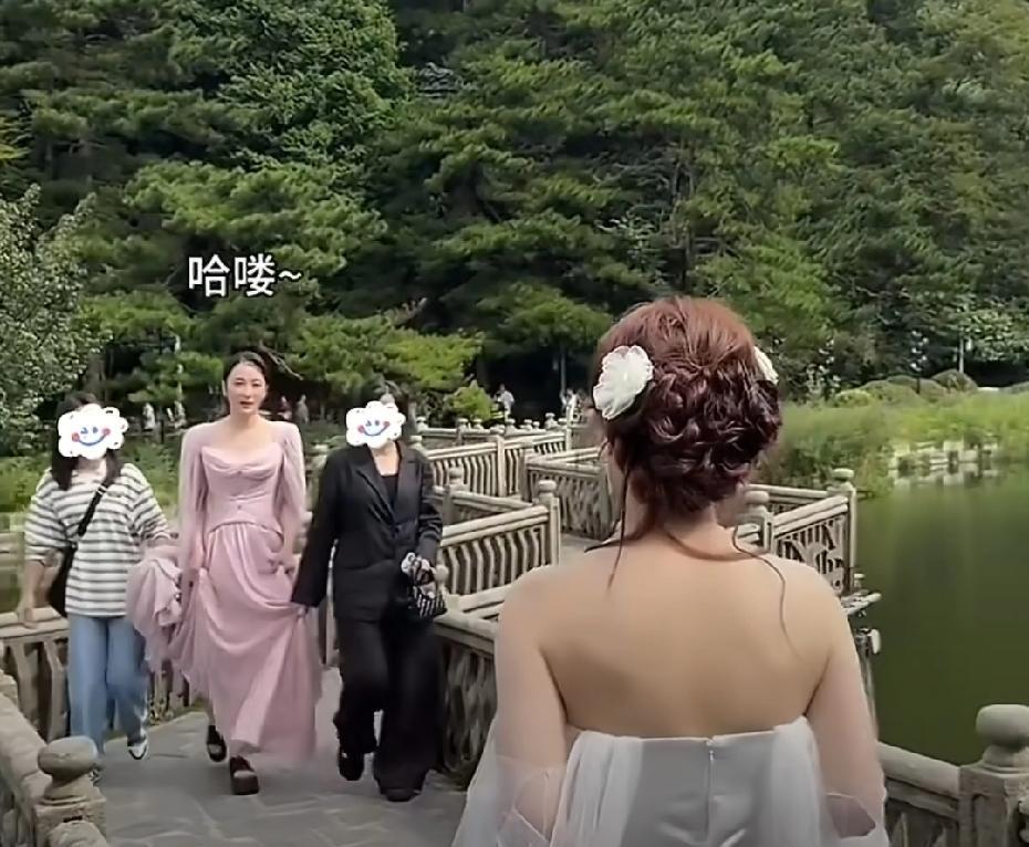 北电同班同学陈紫函、蒋勤勤活动路上偶遇，岁月从不败美人！没想到她俩居然是同学吗，