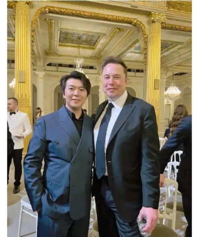 发现了，马克斯不管和谁合影，他整个人都散发着松弛感，这就是自信。