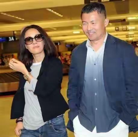 那英应该一点都不知道自己的老公出轨吧，如果知道，以她那直爽的性格，肯定第一时间离