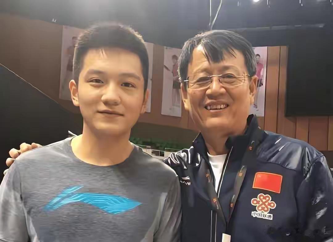 为什么吴敬平老师在称赞樊振东的同时，顺便表扬一下王楚钦就这么难吗？您作为国乒的