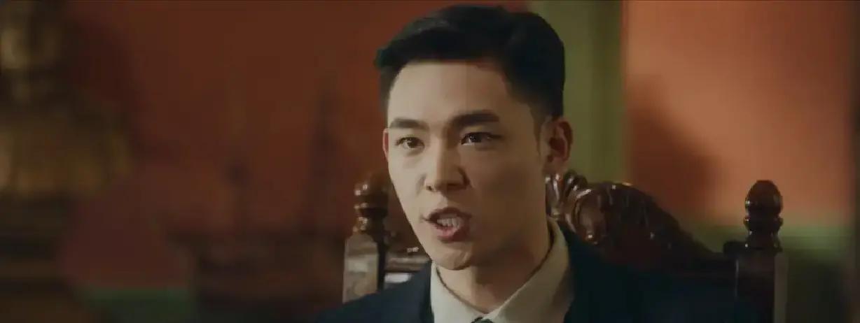 为拍一场戏，他把自己饿到濒死。1942年，澳门米价暴涨40倍。码头工人开始