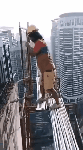 这个高度，我看着都腿软[捂脸哭]但是他会吗？几十层楼的风灌进袖管，他脚