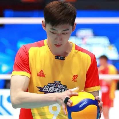 李咏臻技惊四座，中国男排憾负美国中国男排与美国打满5局才憾负对手，这是在主攻张
