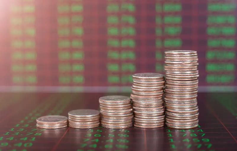 在股市待久了你会发现一个残酷的真相：能长期活着离场的，根本不是那些天天盯盘的“聪