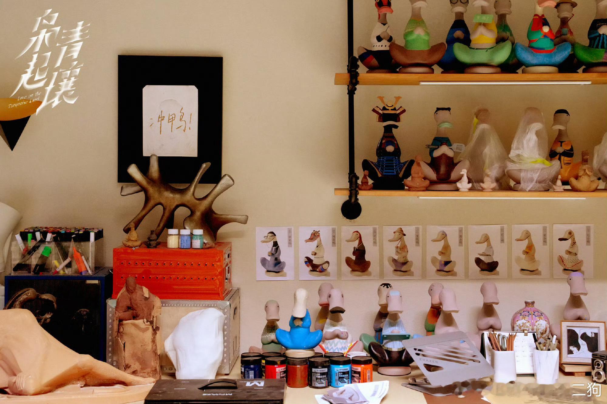 10只鸭子8张照片，10-8=2。图片里无论是上面还是下面，都是2排🦆。2和2