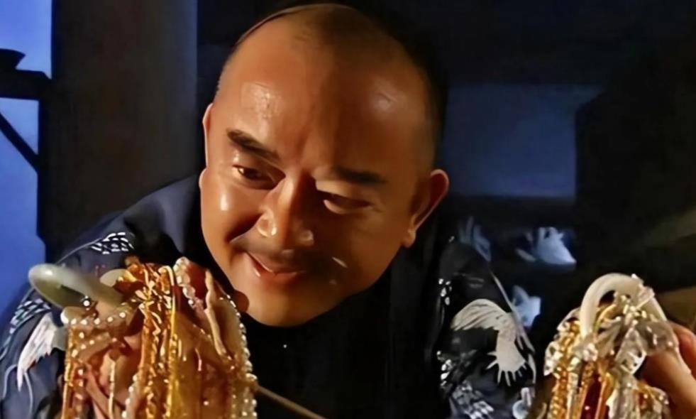 号称世界第一贪的和珅，抄家时的总资产11亿两白银，按照当时白银的购买力一两白银相