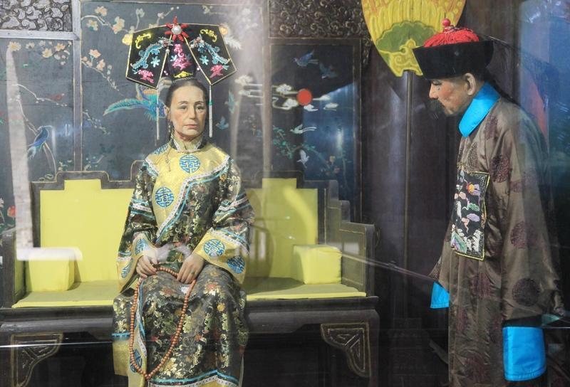 1908年，光绪帝病逝20小时后，慈禧也跟着去了，大清后宫瞬间变天。隆裕太后在小