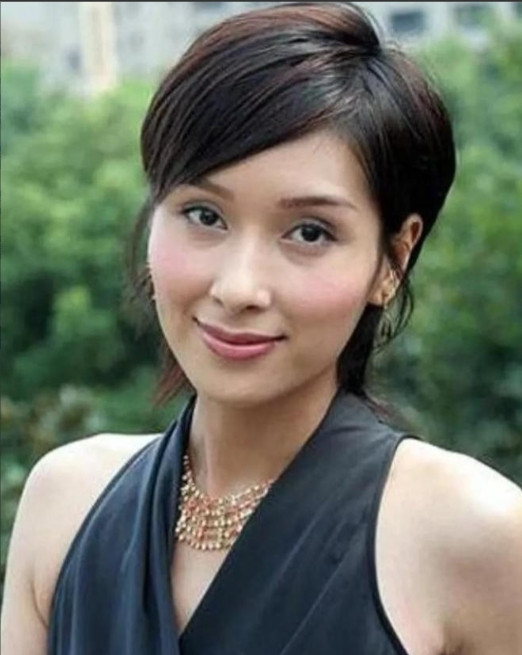 2001年，40岁上海富豪周正毅对27岁的杨恭如一见倾心，于是疯狂追求，豪掷30