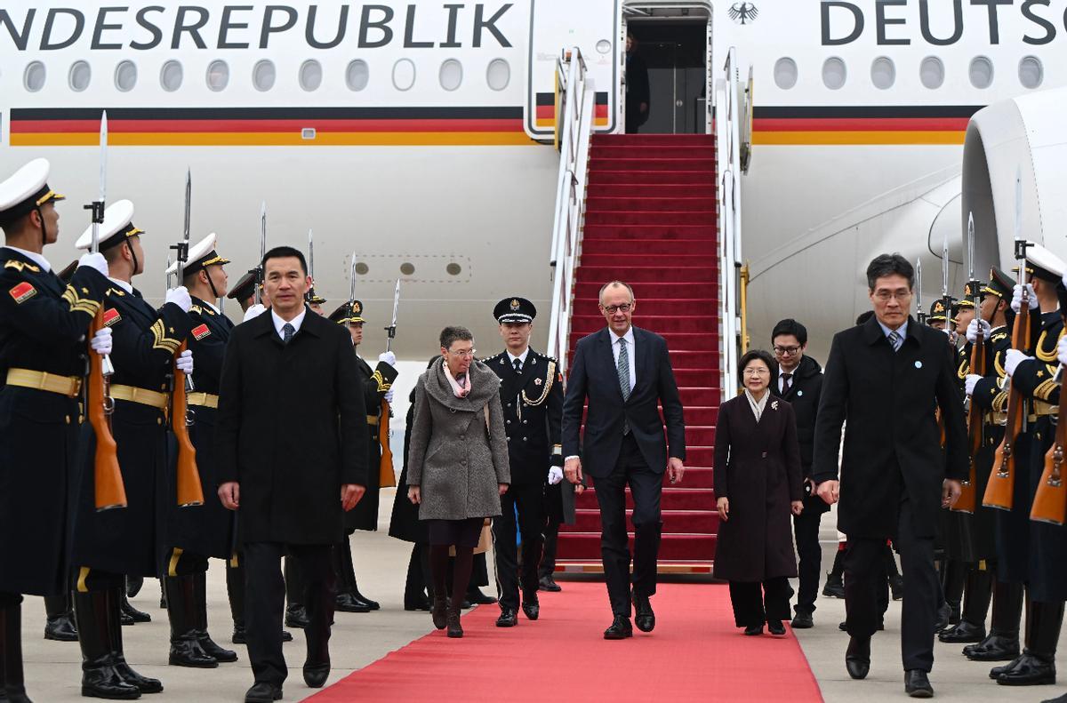 不得不佩服德国人的精明，抵达中国不到24小时，默茨就替空客拿下了超级大单。这下，