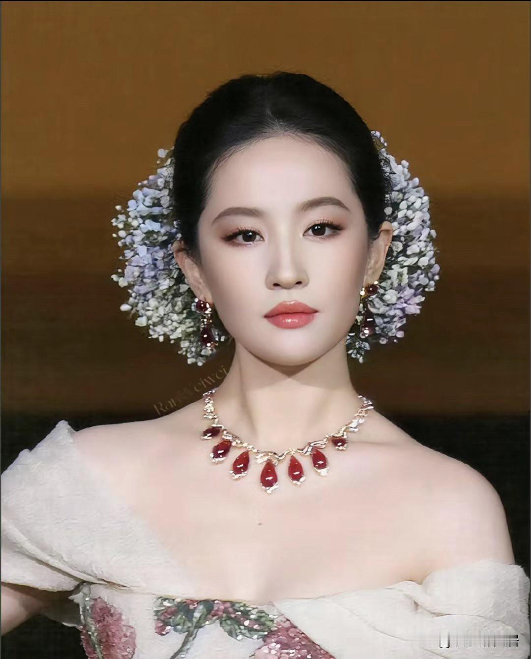 女星里最羡慕的就是刘亦菲了,700多天没进组也没关系,没有工作室,也不需要