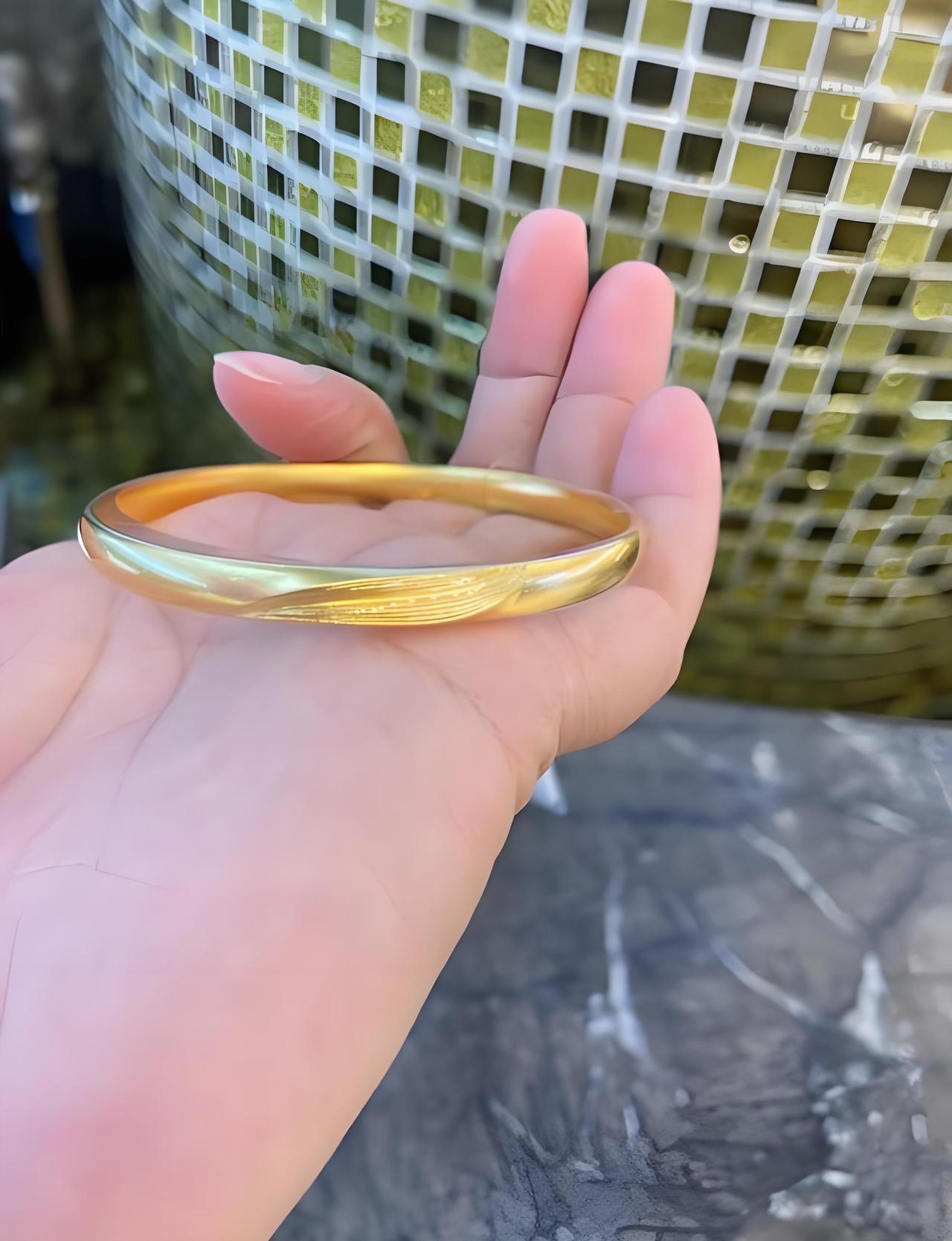 邻居家上午把手镯卖了，买的时候三百二多一克，现在能卖九百块。七十克的镯子到手
