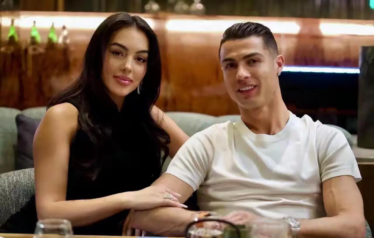 很多人想不通，C罗为什么放弃荒野猎豹一样的伊莲娜，选了人间芭比乔治娜。一个，是