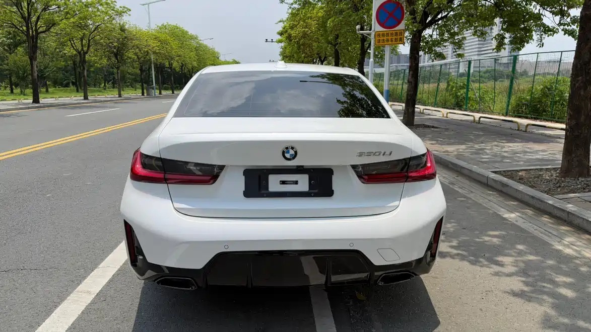 宝马3系，运动中型轿车标杆，在我眼里，虽然现在更偏向舒适，但依旧保留宝马标志性的