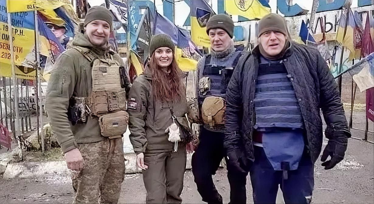 英国前首相约翰逊在为英国《每日邮报》撰写的文章中，详细描述了他造访乌克兰前线的感