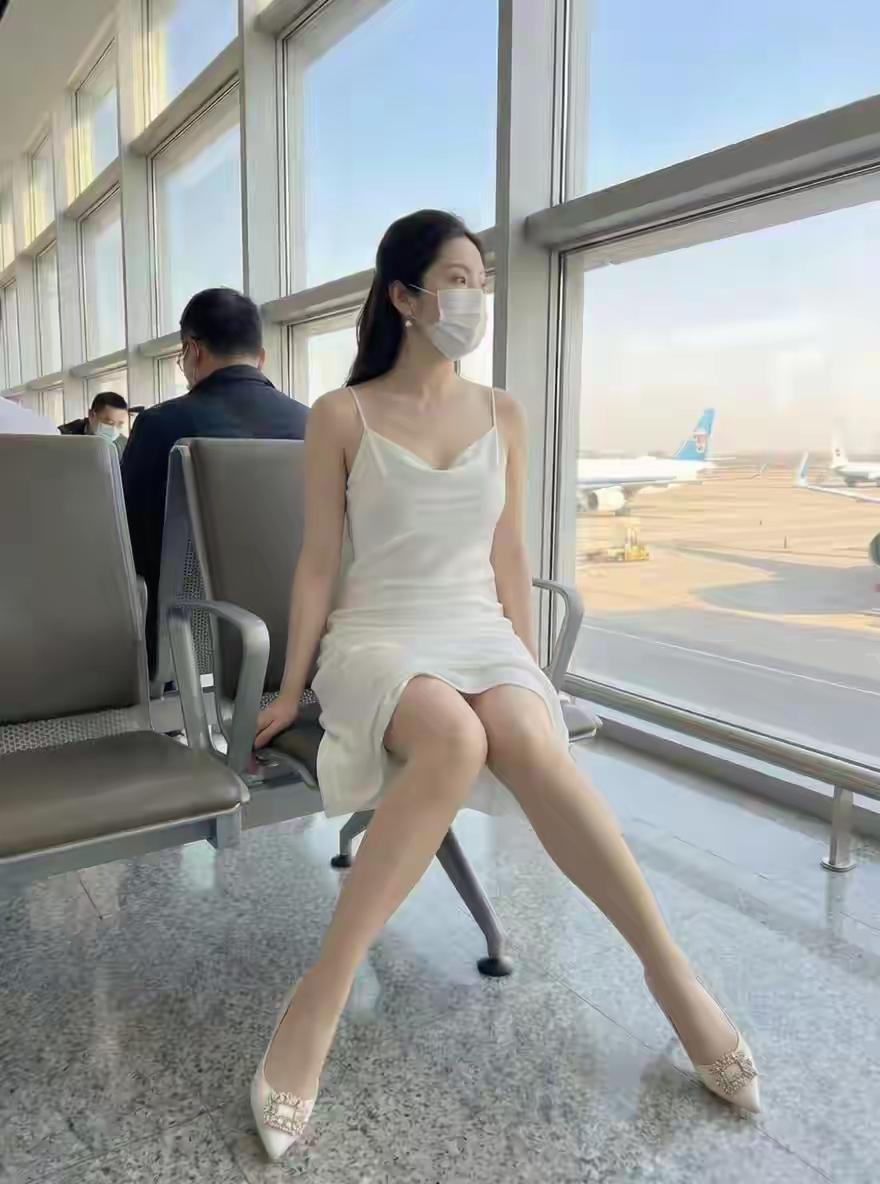 等飞机实在是个没意思的事儿，还不如直接去坐高铁出门旅游呢，一点都不晚点。不过，说