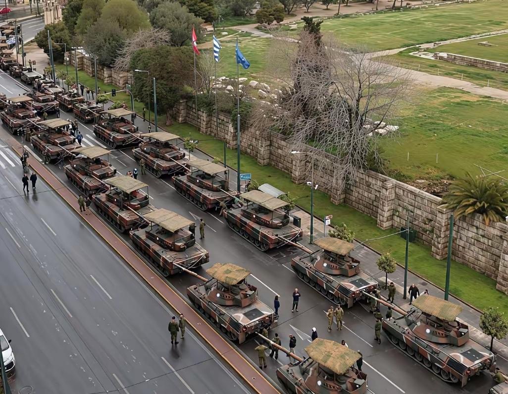 希腊这次也是学聪明了，把陆军的坦克部队，主装坦克都加了了雨棚设施，为的就是防止无