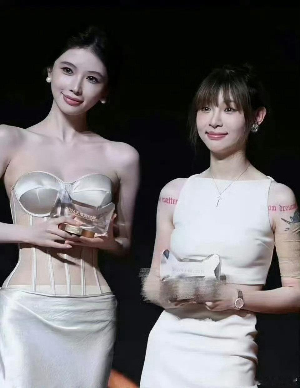 痞幼做医美了她和方圆站在一起才看出原来她这么娇小。两个人笑起来太像了，好像亲姐妹！​​​