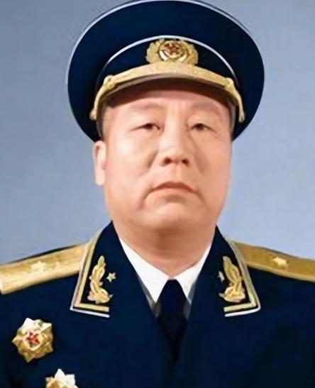 1945年，中苏军方宴会上，苏军和曾克林开玩笑，“你喝一杯酒，我就给一座军火库，