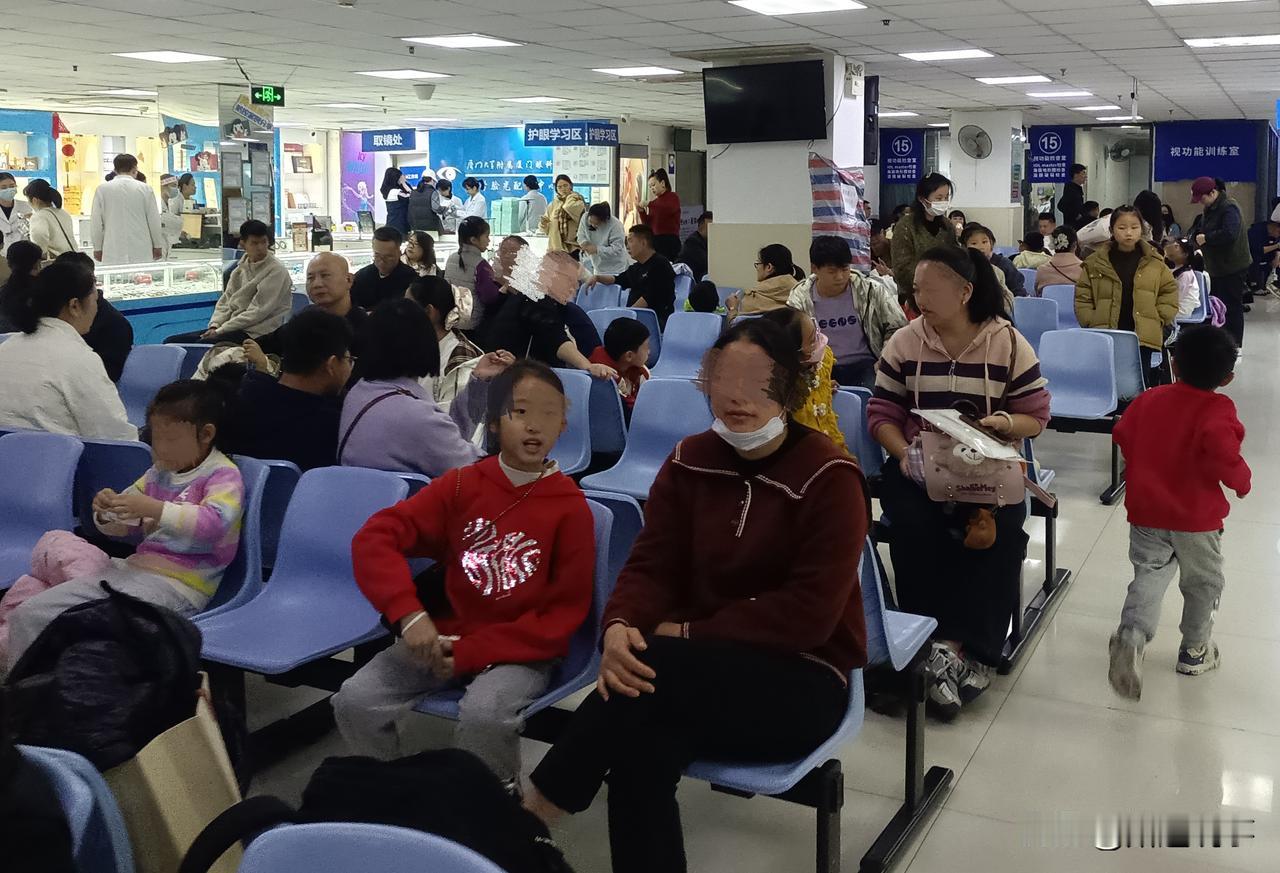 天啊，现在的孩子到底怎么了，才不到10岁的年纪，都带上近视眼镜了，这不，周日的大