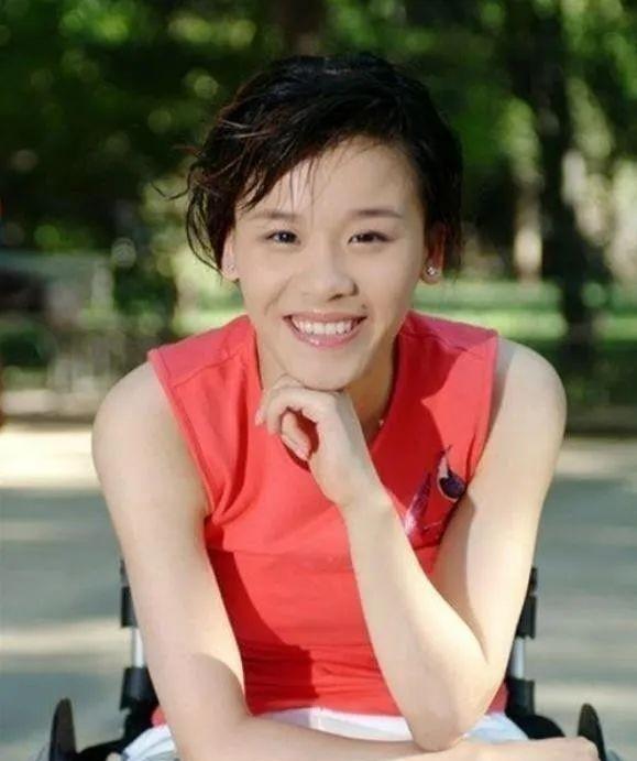 1998年，桑兰瘫痪后拿到了1000万美金的赔偿。就在这个时候，照顾了桑兰9年的