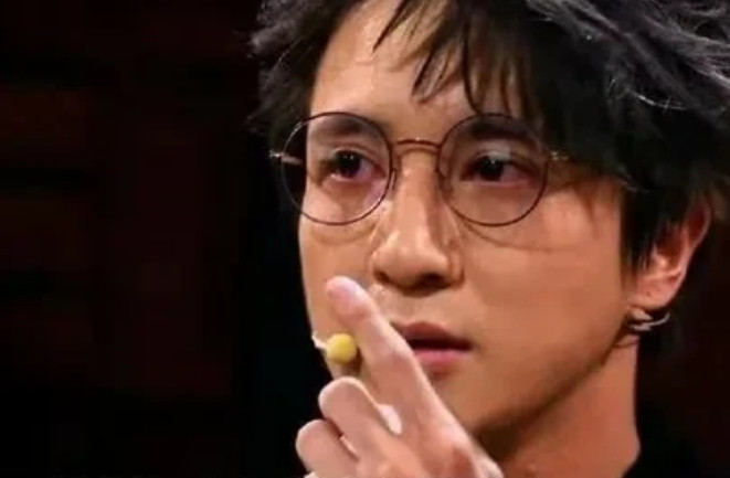 2015年，薛之谦和高磊鑫的离婚协议被曝光，他净身出户，房产归女方，1年内再付1
