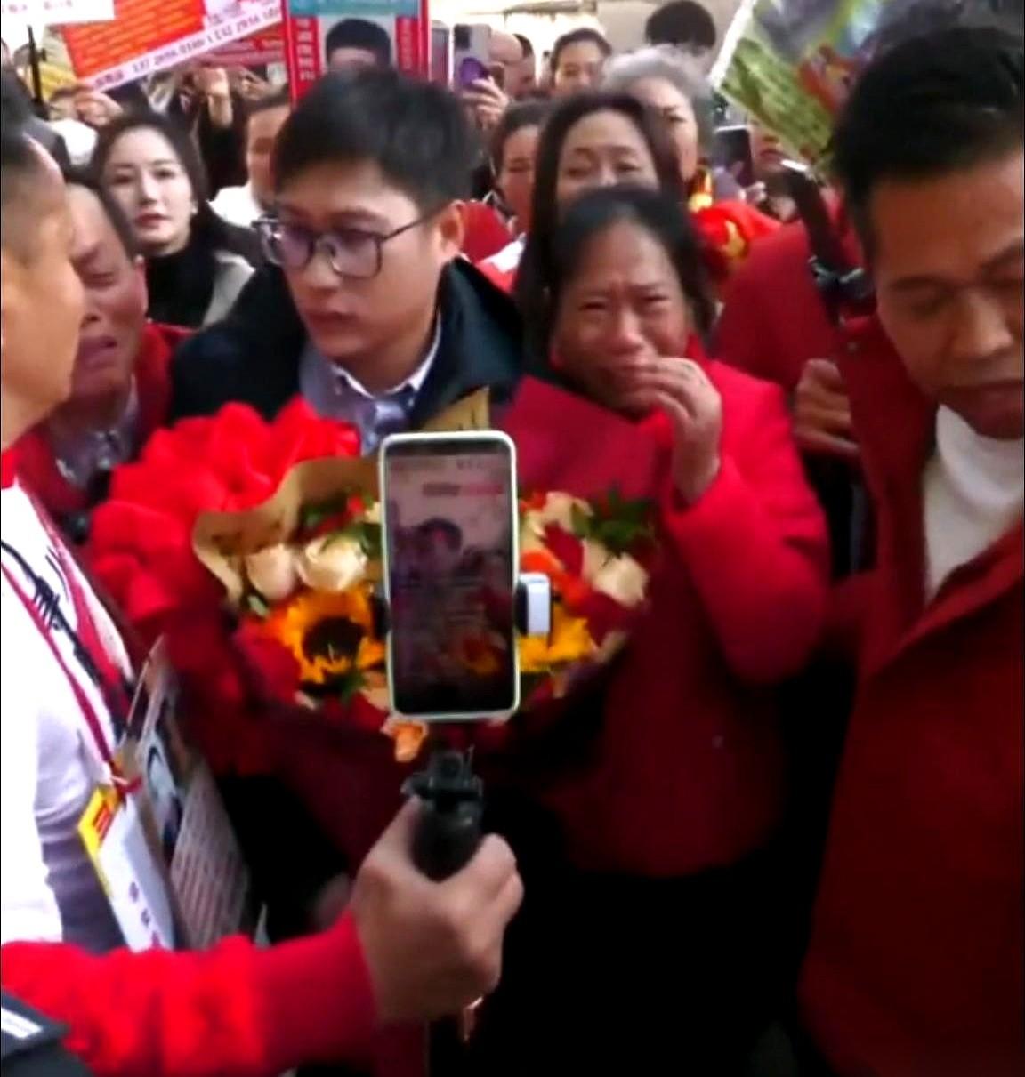 我见过那么多认亲的，敲锣打鼓，放鞭炮，哭着笑。但梁志辉这场，我看着屏幕都觉得窒