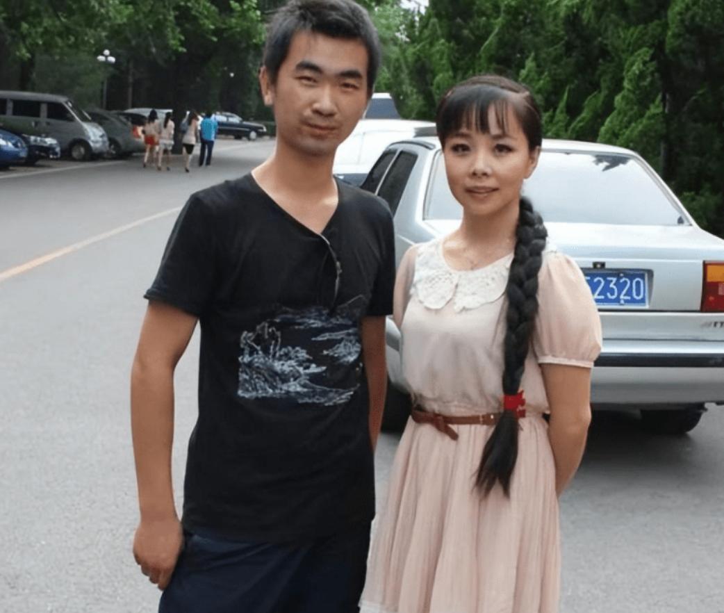 当年，王二妮出名后，男友李飞对她说“二妮，分手吧，咱俩不是同一世界的人了。”可王