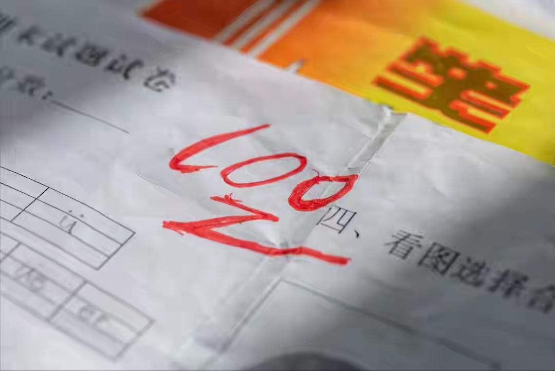 为何小学盛产伪学霸？因为每一个伪学霸身后，都有一个或两个爱炫耀的家长。