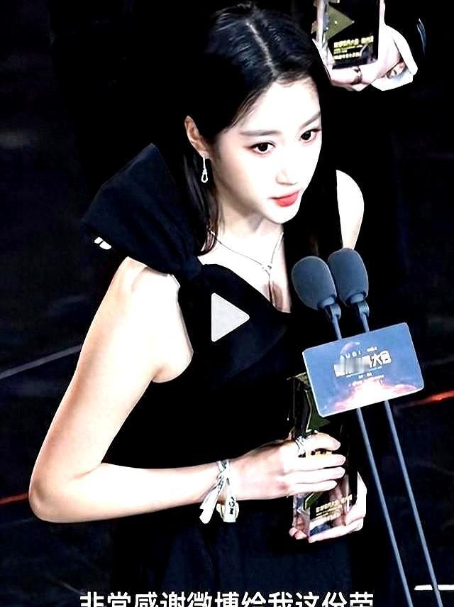 “分手瓜”吃腻了？她直接甩奖杯。旗袍一穿，年代剧一拍，谁还惦记前任。去年