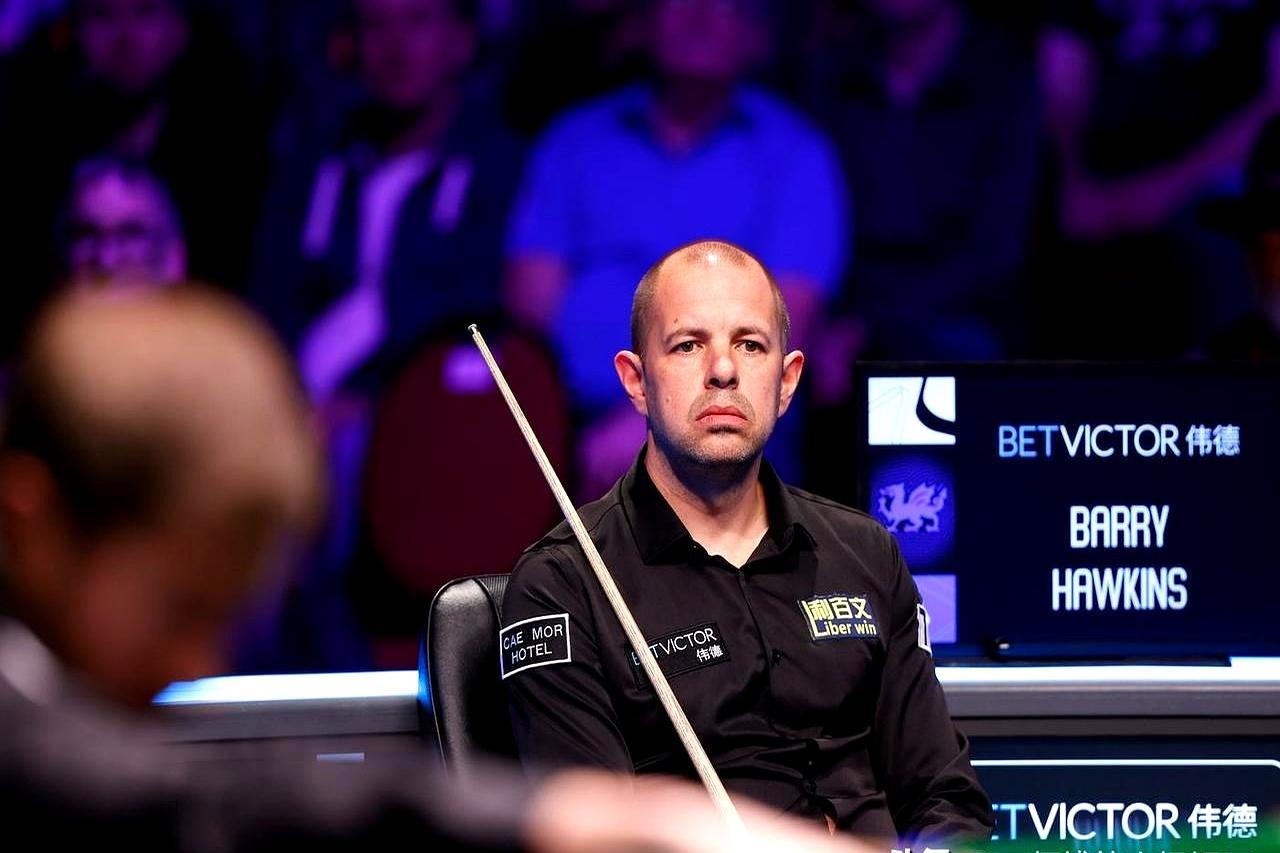 46岁，他把奖杯举过头顶时，手在抖。Llandudno的场馆里，霍金斯7-