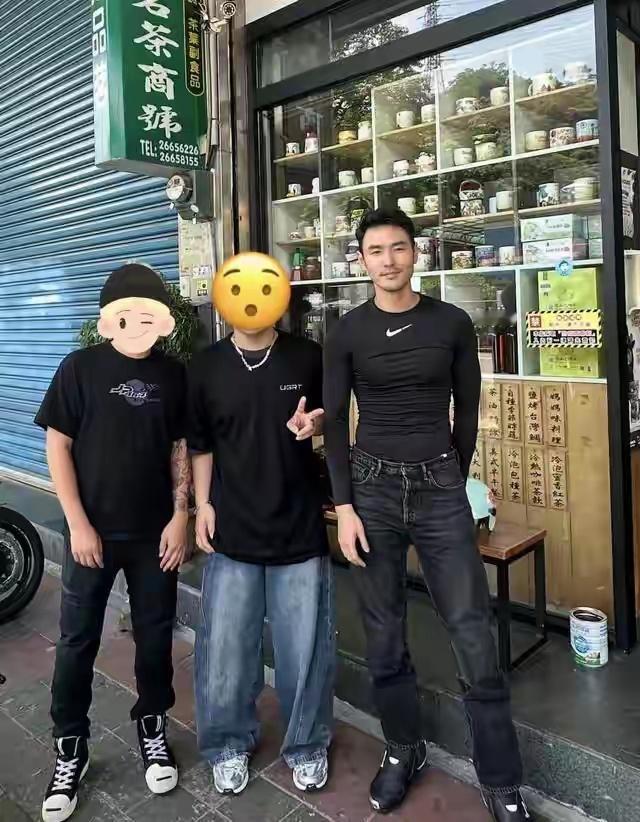 阮经天是穿了聚拢的内衣吗42岁阮经天穿紧身服现身街头，胸肌大腰细，健美身材堪比国